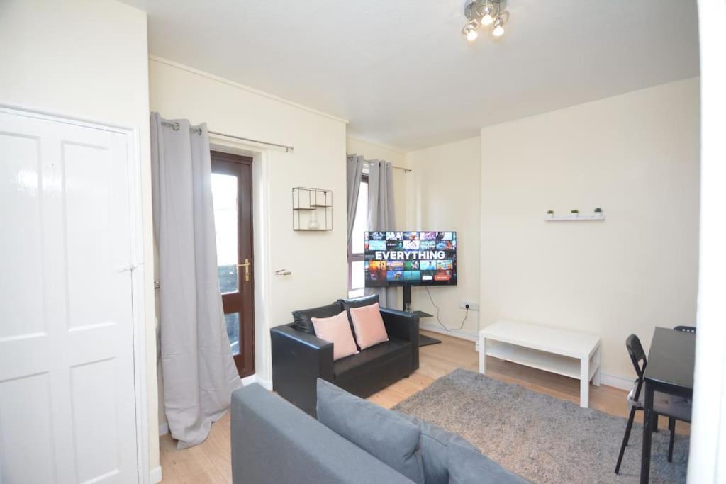 Lovely 4 Bedroom Apartment Close To The City Walking Distance From The Rivere View London Exteriör bild