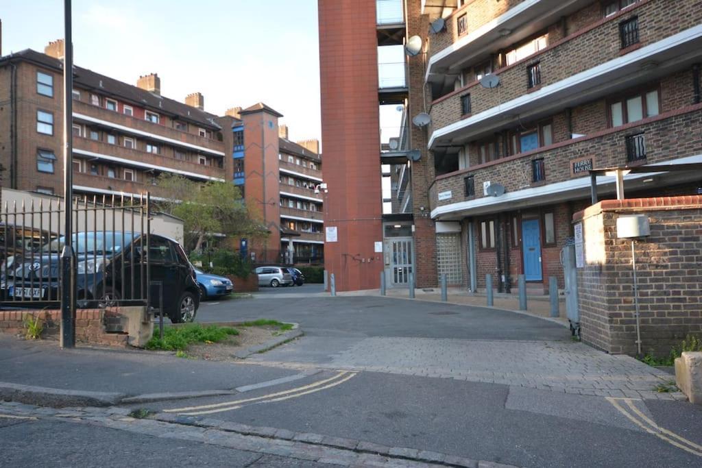 Lovely 4 Bedroom Apartment Close To The City Walking Distance From The Rivere View London Exteriör bild