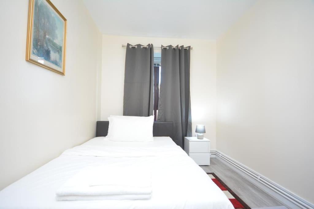 Lovely 4 Bedroom Apartment Close To The City Walking Distance From The Rivere View London Exteriör bild