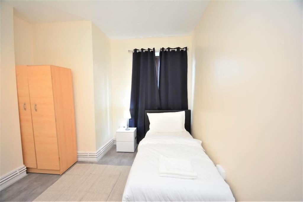 Lovely 4 Bedroom Apartment Close To The City Walking Distance From The Rivere View London Exteriör bild