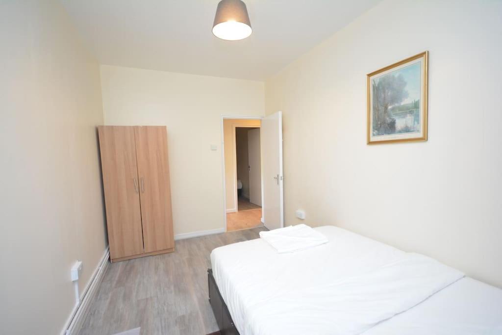 Lovely 4 Bedroom Apartment Close To The City Walking Distance From The Rivere View London Exteriör bild