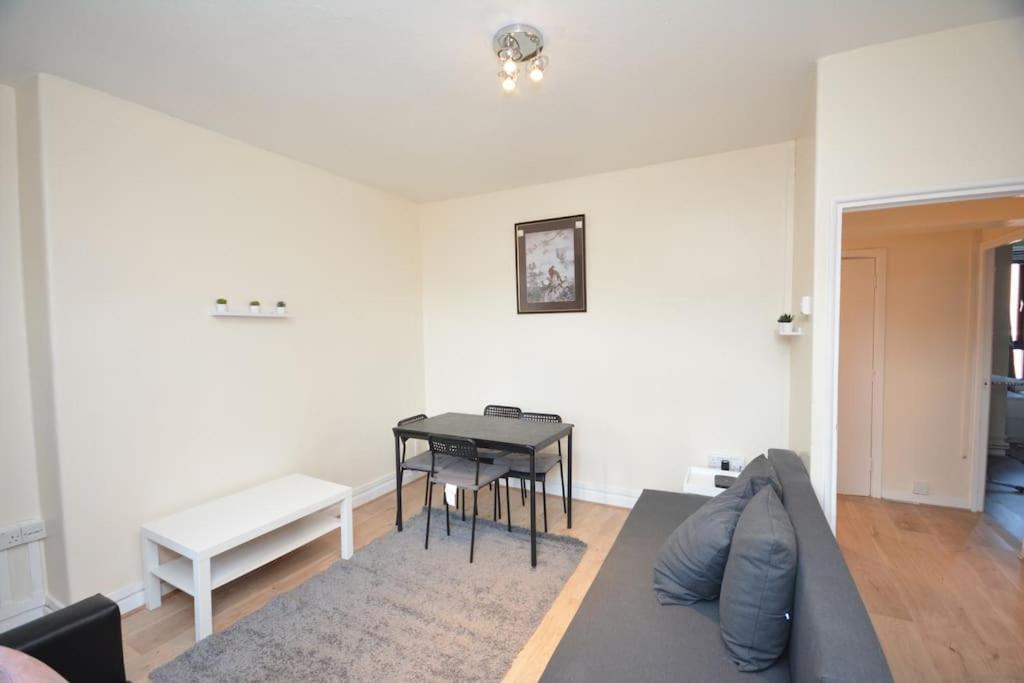 Lovely 4 Bedroom Apartment Close To The City Walking Distance From The Rivere View London Exteriör bild