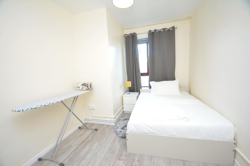 Lovely 4 Bedroom Apartment Close To The City Walking Distance From The Rivere View London Exteriör bild