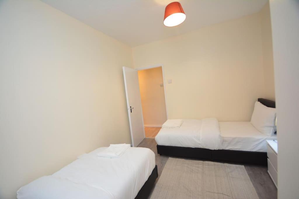 Lovely 4 Bedroom Apartment Close To The City Walking Distance From The Rivere View London Exteriör bild