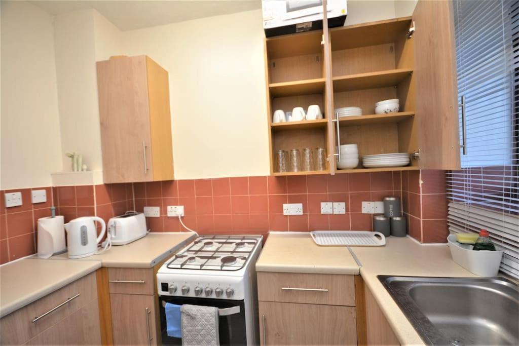 Lovely 4 Bedroom Apartment Close To The City Walking Distance From The Rivere View London Exteriör bild