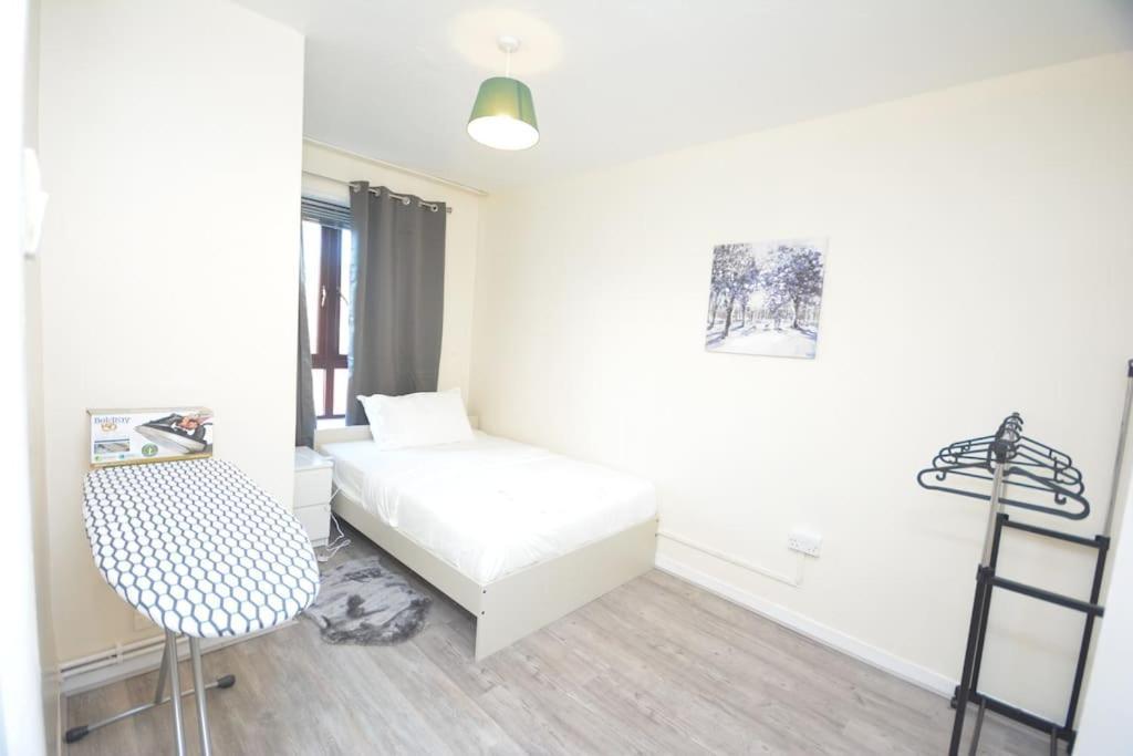 Lovely 4 Bedroom Apartment Close To The City Walking Distance From The Rivere View London Exteriör bild