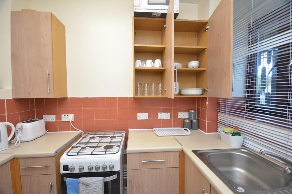 Lovely 4 Bedroom Apartment Close To The City Walking Distance From The Rivere View London Exteriör bild