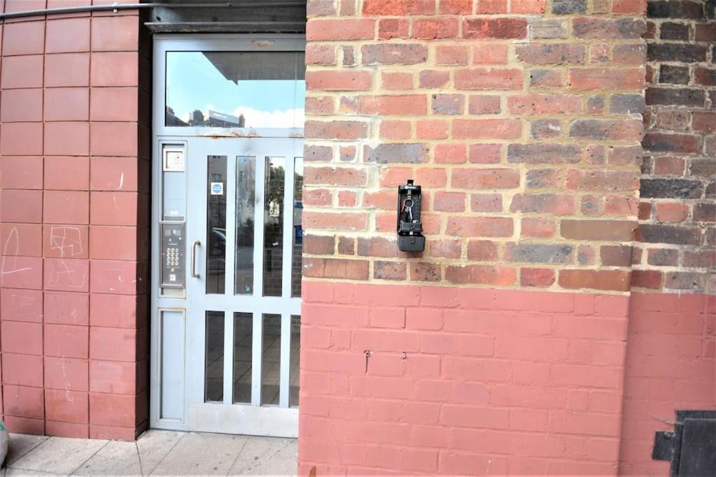 Lovely 4 Bedroom Apartment Close To The City Walking Distance From The Rivere View London Exteriör bild
