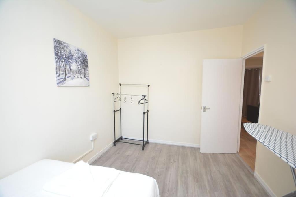 Lovely 4 Bedroom Apartment Close To The City Walking Distance From The Rivere View London Exteriör bild