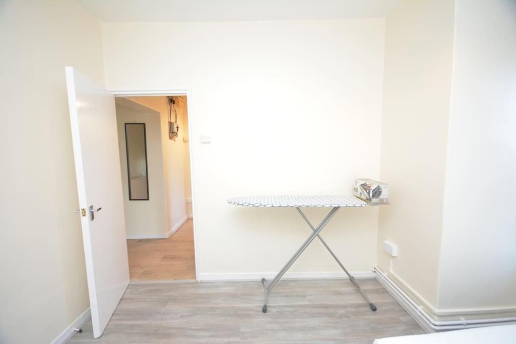 Lovely 4 Bedroom Apartment Close To The City Walking Distance From The Rivere View London Exteriör bild