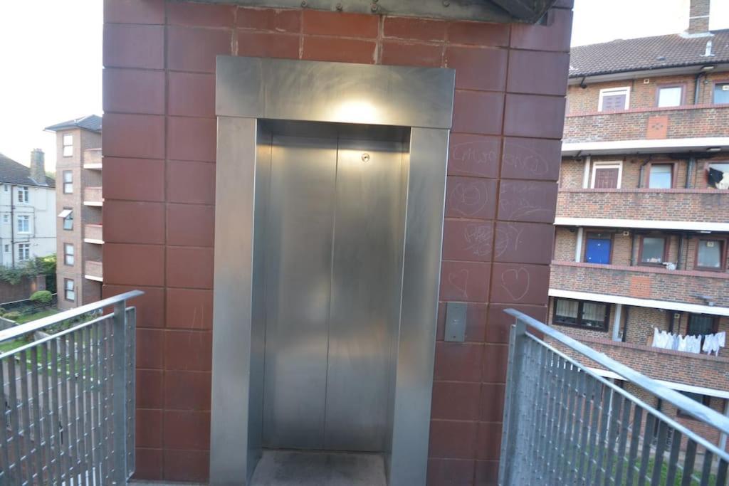 Lovely 4 Bedroom Apartment Close To The City Walking Distance From The Rivere View London Exteriör bild