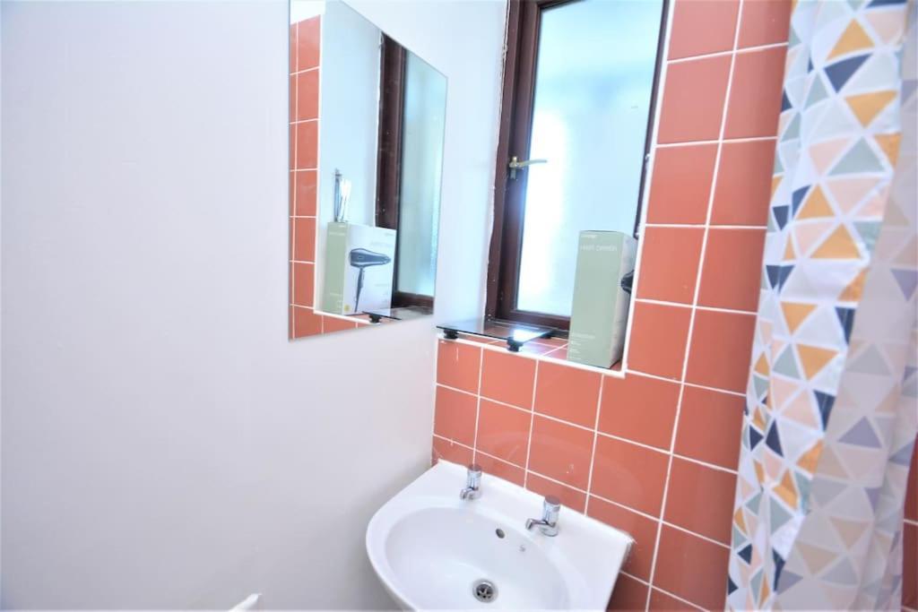 Lovely 4 Bedroom Apartment Close To The City Walking Distance From The Rivere View London Exteriör bild